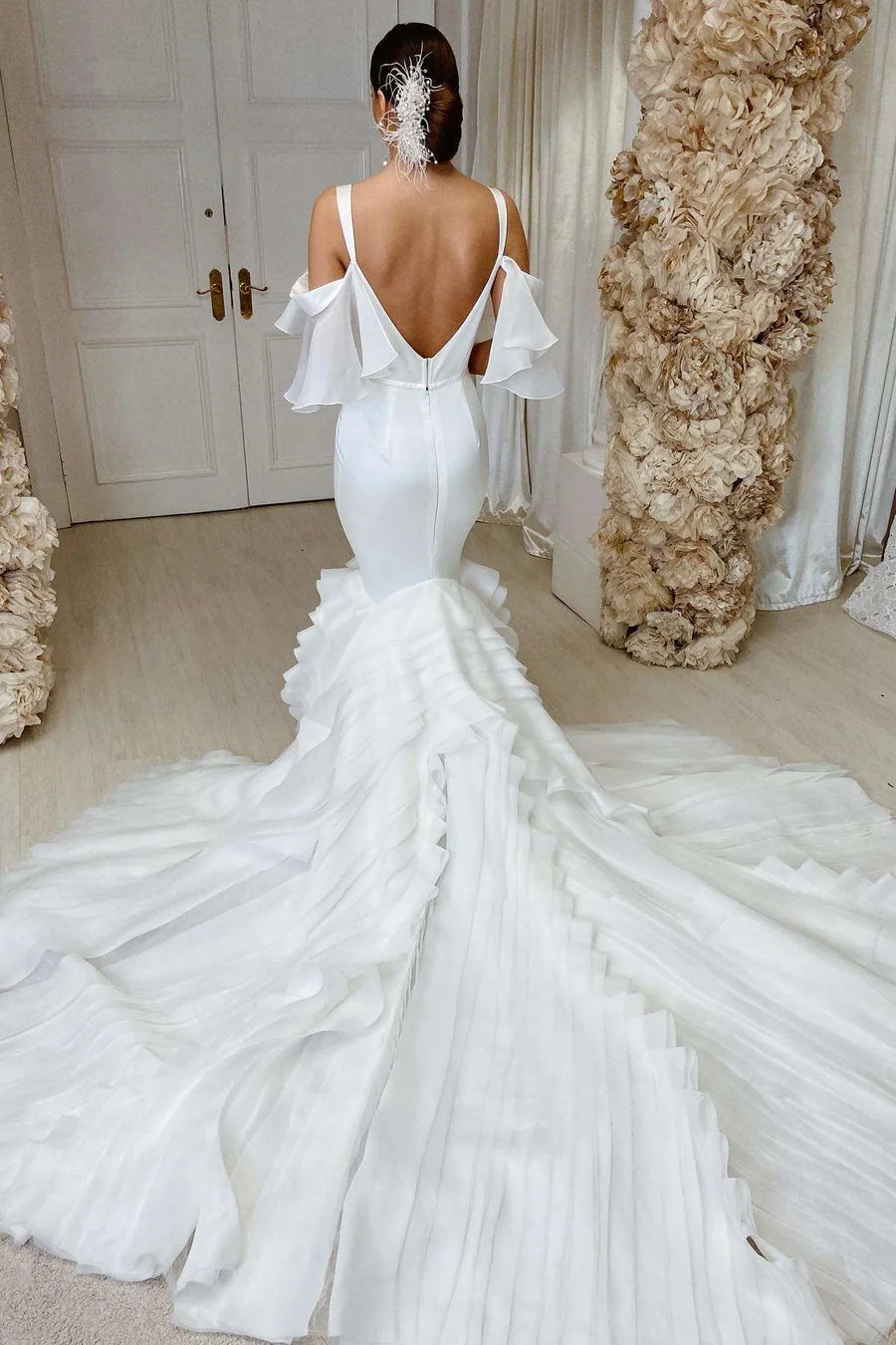 Robe de mariée à volants et épaules dénudées avec traîne trompette